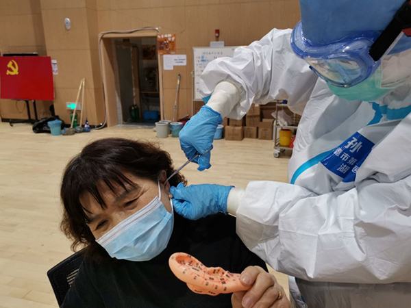 中醫(yī)的耳穴壓豆、穴位貼敷、扶陽灸等診療方法后癥狀明顯好轉(zhuǎn).jpg